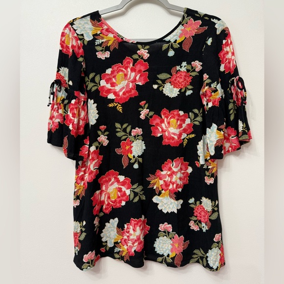 Billabong Tops - Billabong Floral Flowy Blouse